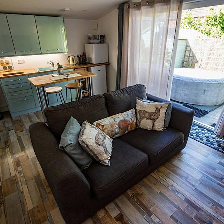 Hideaway Cabin For Two On Edge Of New Forest Hinton  Eksteriør billede